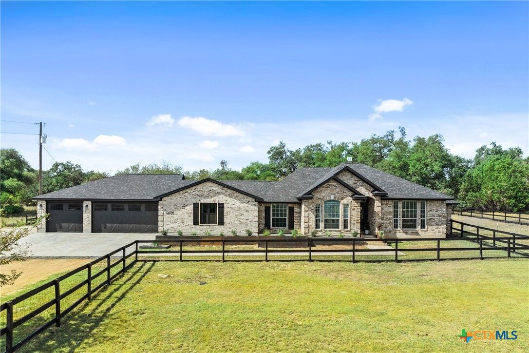 Property Photo:  213 Beauchamp Road  TX 78620 