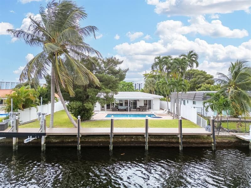 Property Photo:  2031 NE 14th Ct  FL 33304