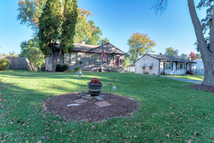 Property Photo:  140 W Sunset Avenue  IL 60148 