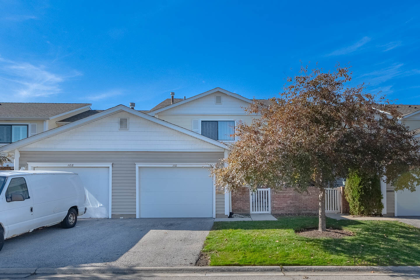 Property Photo:  110 N Waterford Drive 21  IL 60194