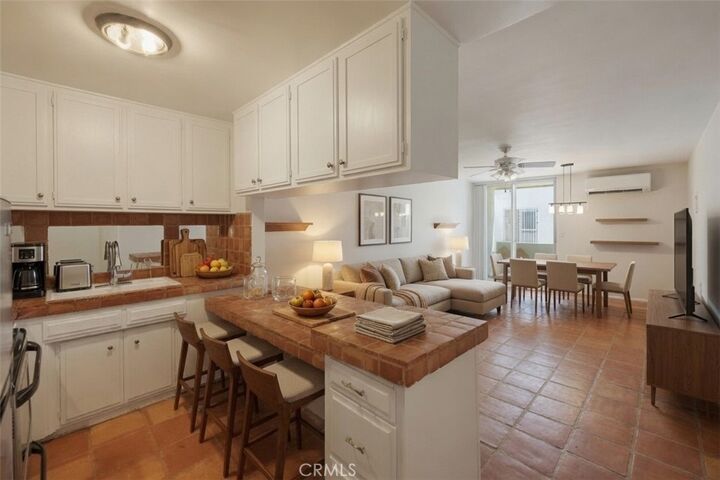 Property Photo: 425 S Kenmore 206 CA 90020