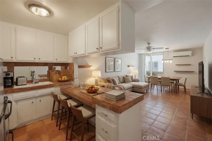 Property Photo: 425 S Kenmore 206 CA 90020
