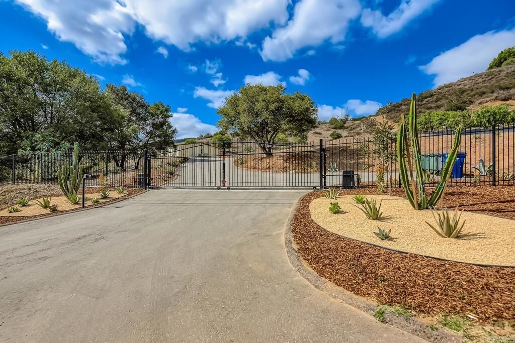 Property Photo:  28720 N Twin Oaks Valley Road  CA 92003