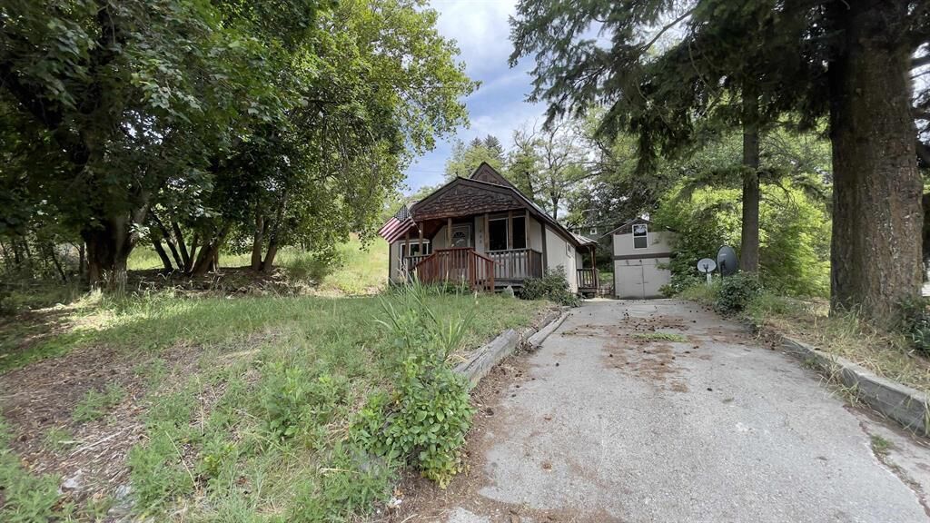 Property Photo:  660 N Wynne St  WA 99114 