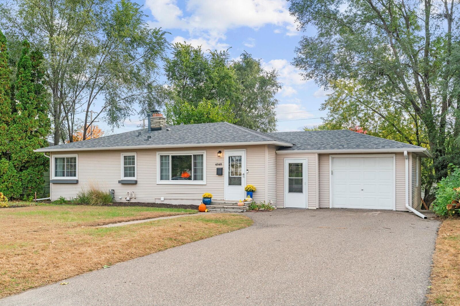 Property Photo:  4848 Jersey Avenue N  MN 55428