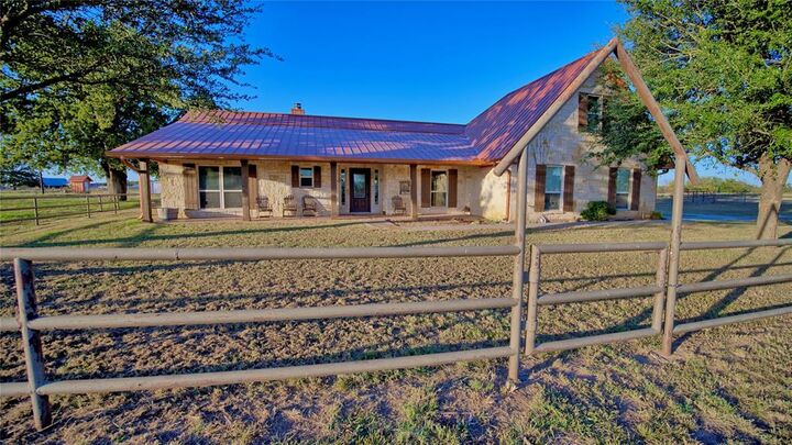 Photo de la propriété:  202 County Road 3470  TX 76073