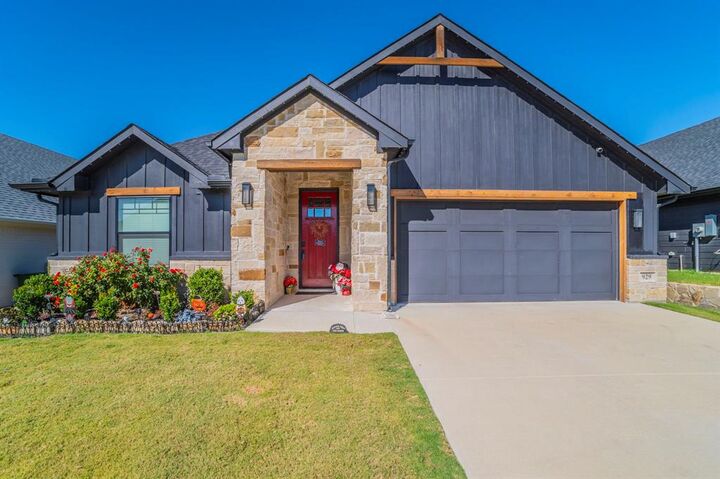 Property Photo: 929 Tesslynn Avenue TX 76044