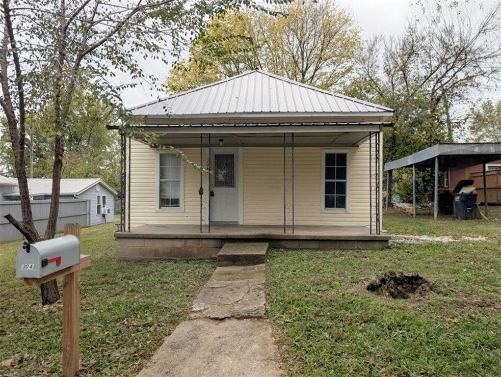 Property Photo: 304 Glines Court AR 72601