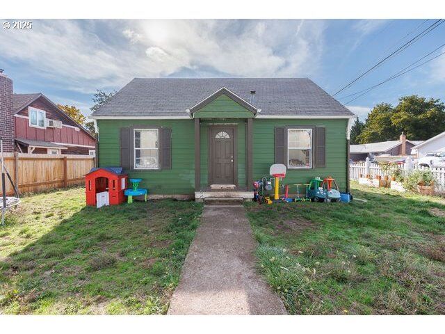 Property Photo: 2303 Long St OR 97386