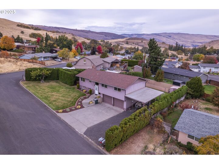 Property Photo:  1023 Maple St  OR 97058