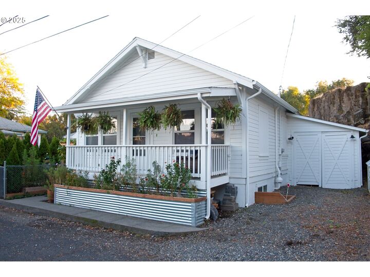 Property Photo:  209 1/2 W 5th Pl  OR 97058 