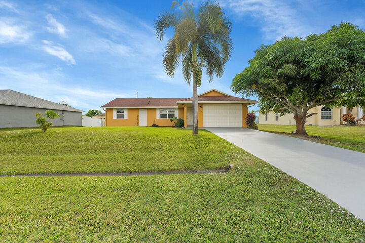 Property Photo: 1652 SW Crawford Avenue FL 34953