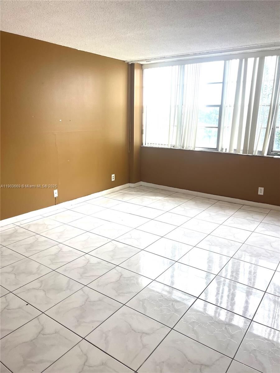 Property Photo:  2025 NE 164th St 508  FL 33162