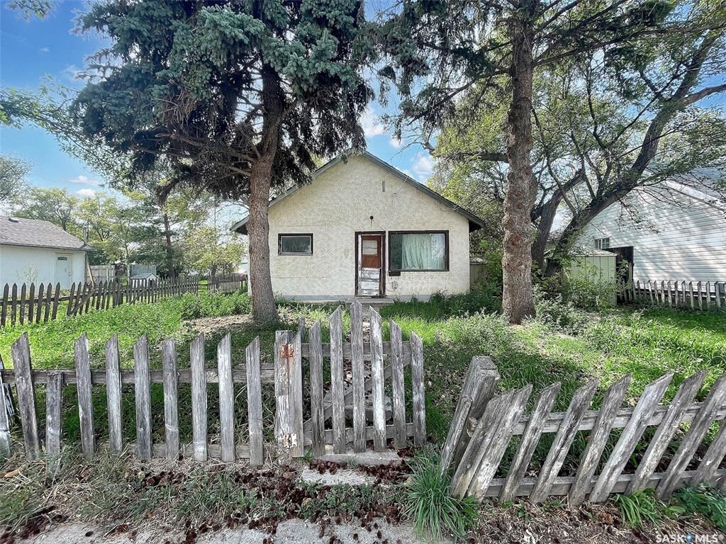 Property Photo: 34 14th Avenue SE SK S9H 3S2