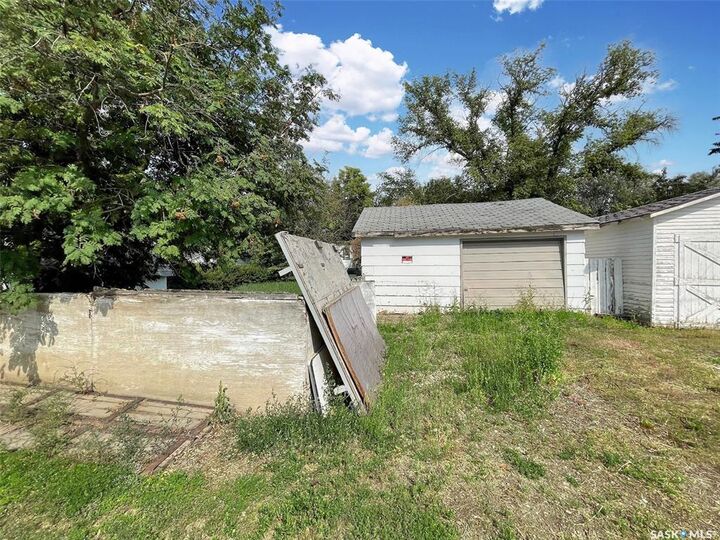 Property Photo: 310 6th Avenue SE SK S9H 3P1