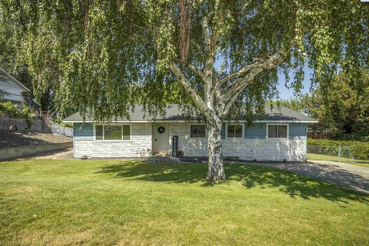 Property Photo:  1005 Taylor St  WA 98944