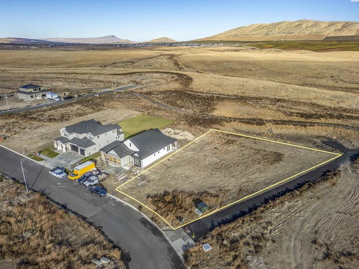 Property Photo:  2850 Sumac Ave  WA 99352