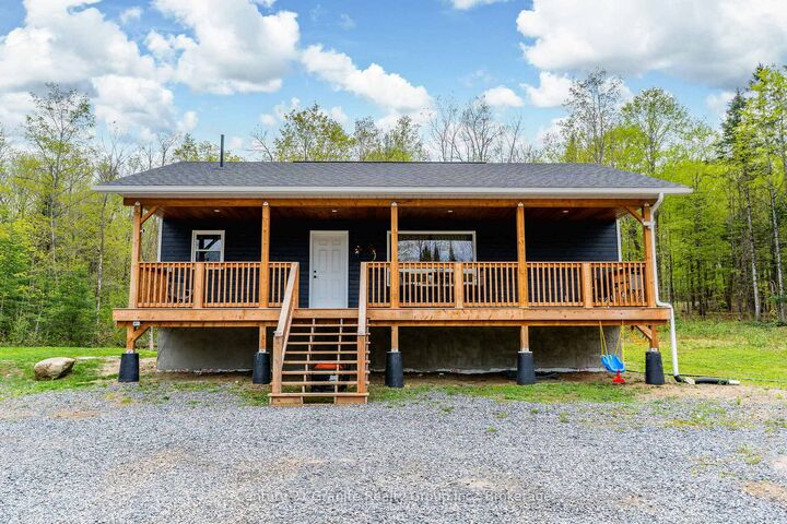 Photo de la propriété:  10498 Highway 118 N/A  ON K0M 1J0