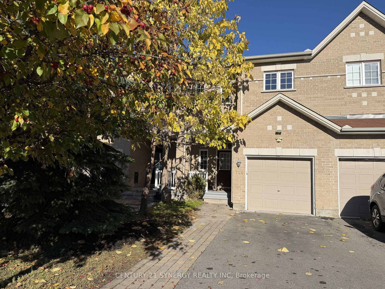 Property Photo:  744 Bowercrest Crescent  ON K1V 2M3