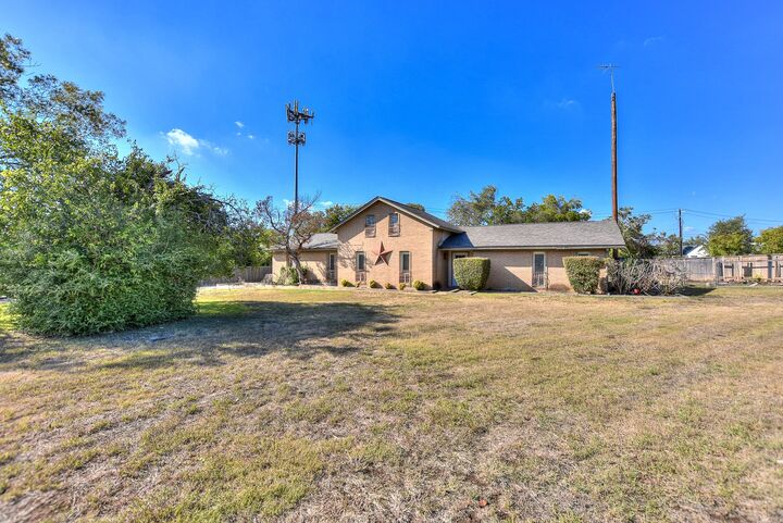 Property Photo: 118 Oak Ridge Circle TX 78628