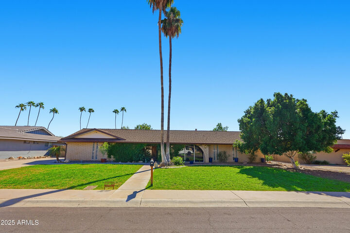 Property Photo:  19 E Canterbury Court  AZ 85022 