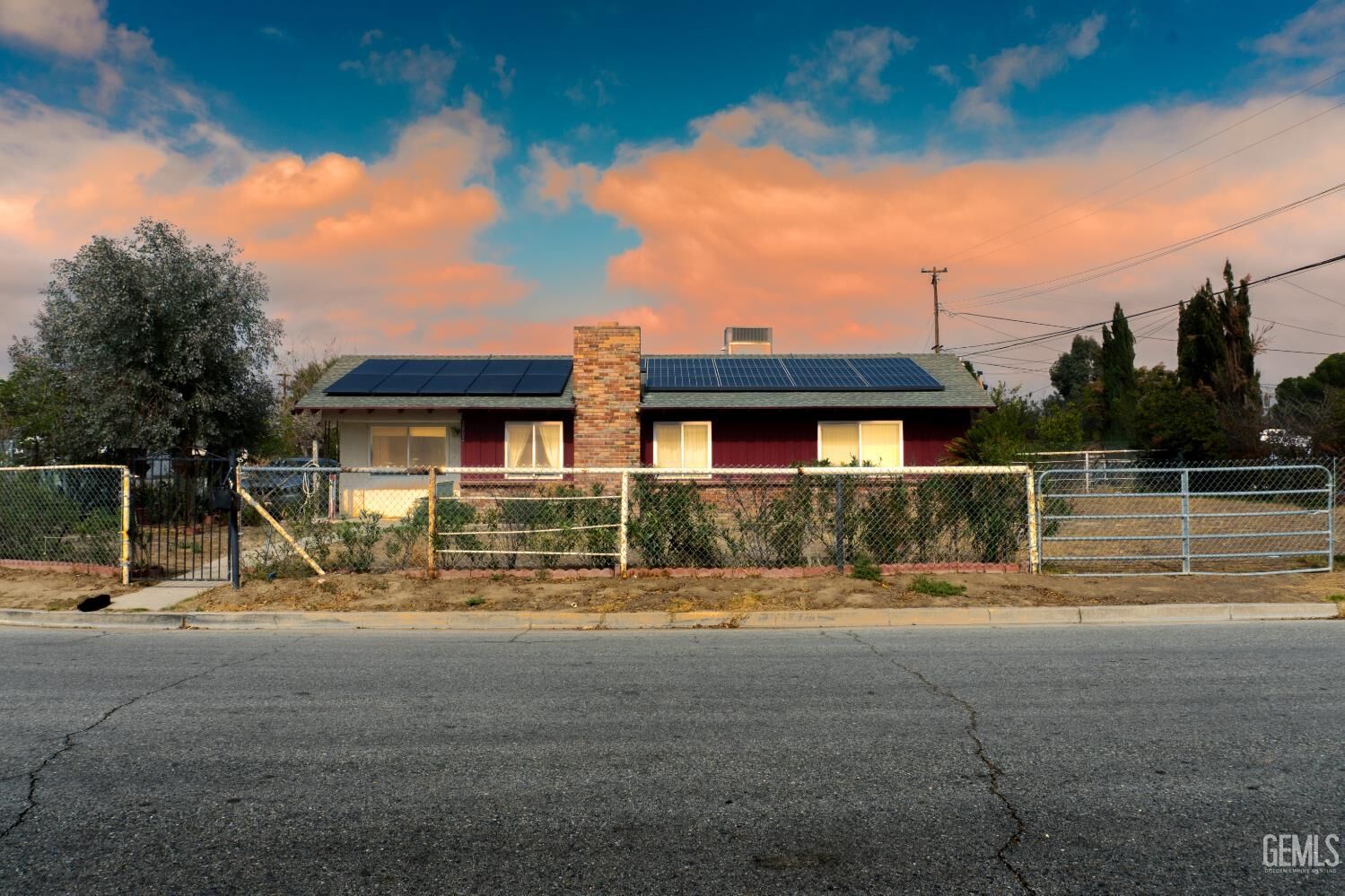 Property Photo: 2802 El Berrendo Avenue CA 93304