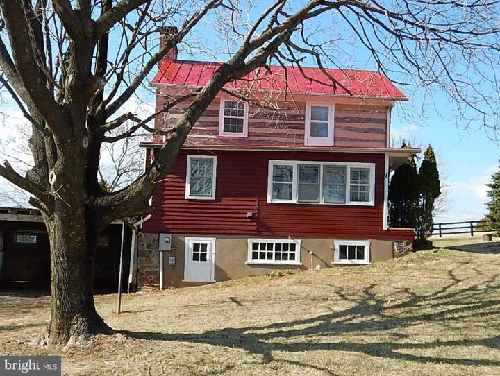 Property Photo: 39038 Rickard Road VA 20180