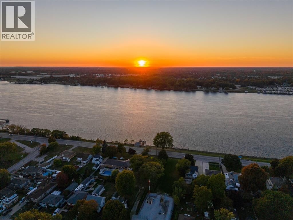 Photo de la propriété:  2002 St. Clair Parkway  ON N7T 7H5