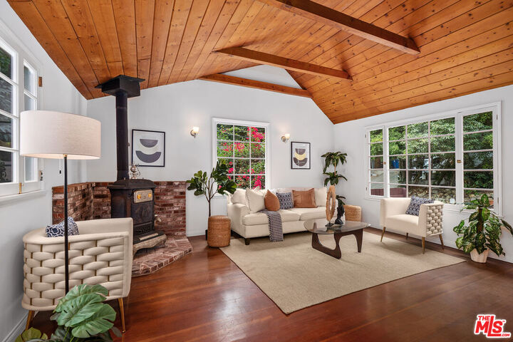 Property Photo:  10545 Selkirk Ln  CA 90077