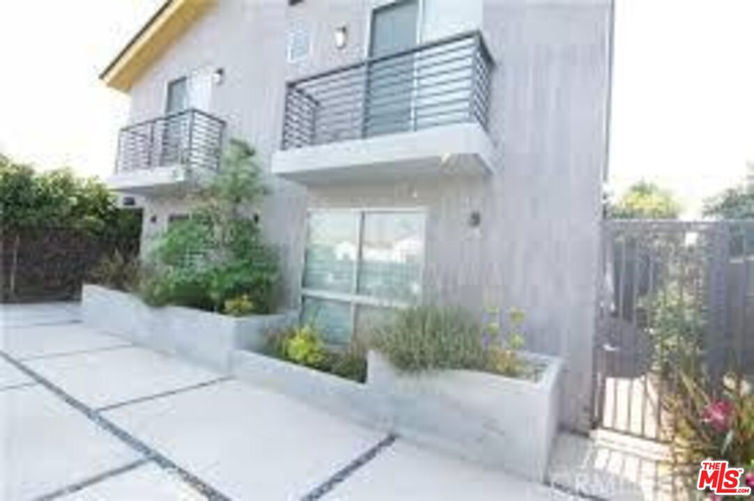 Property Photo: 2006 S Corning St CA 90034