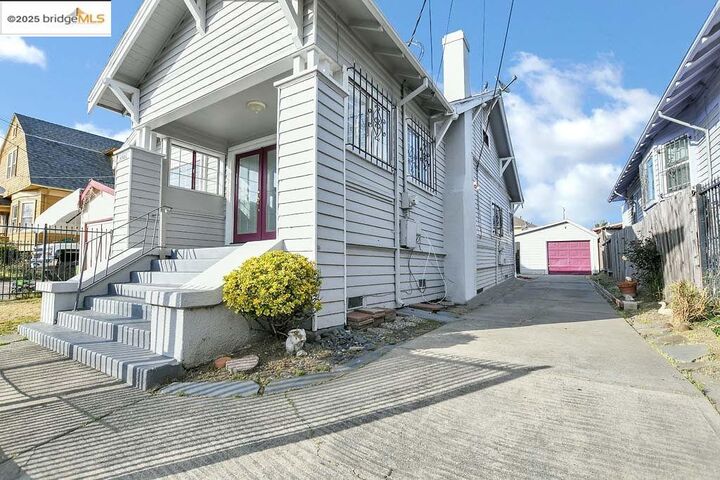 Property Photo: 5540 E 17th St CA 94621