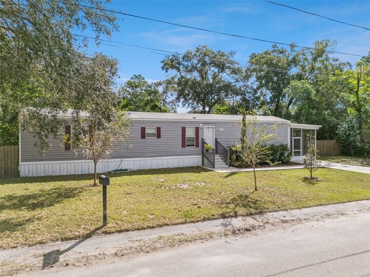 Property Photo: 1408 Easton Way FL 32707