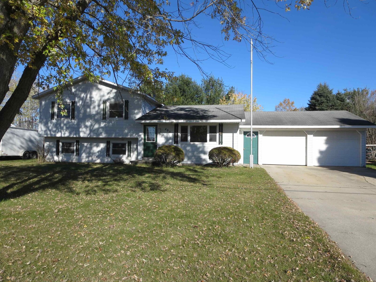 Property Photo:  405 Parkway Court  MI 48624