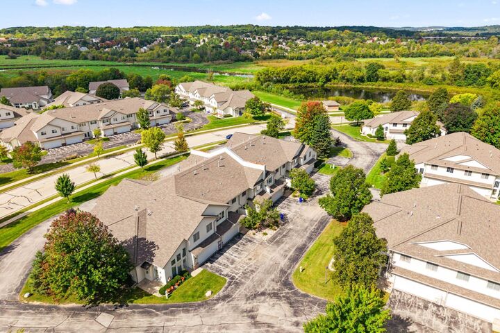 2415 Fox River Pkwy H  Waukesha WI 53189 photo