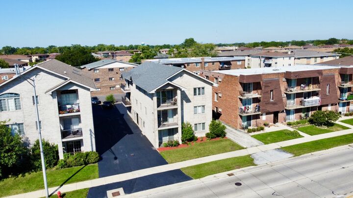 Property Photo: 10620 Central Avenue 2A IL 60415