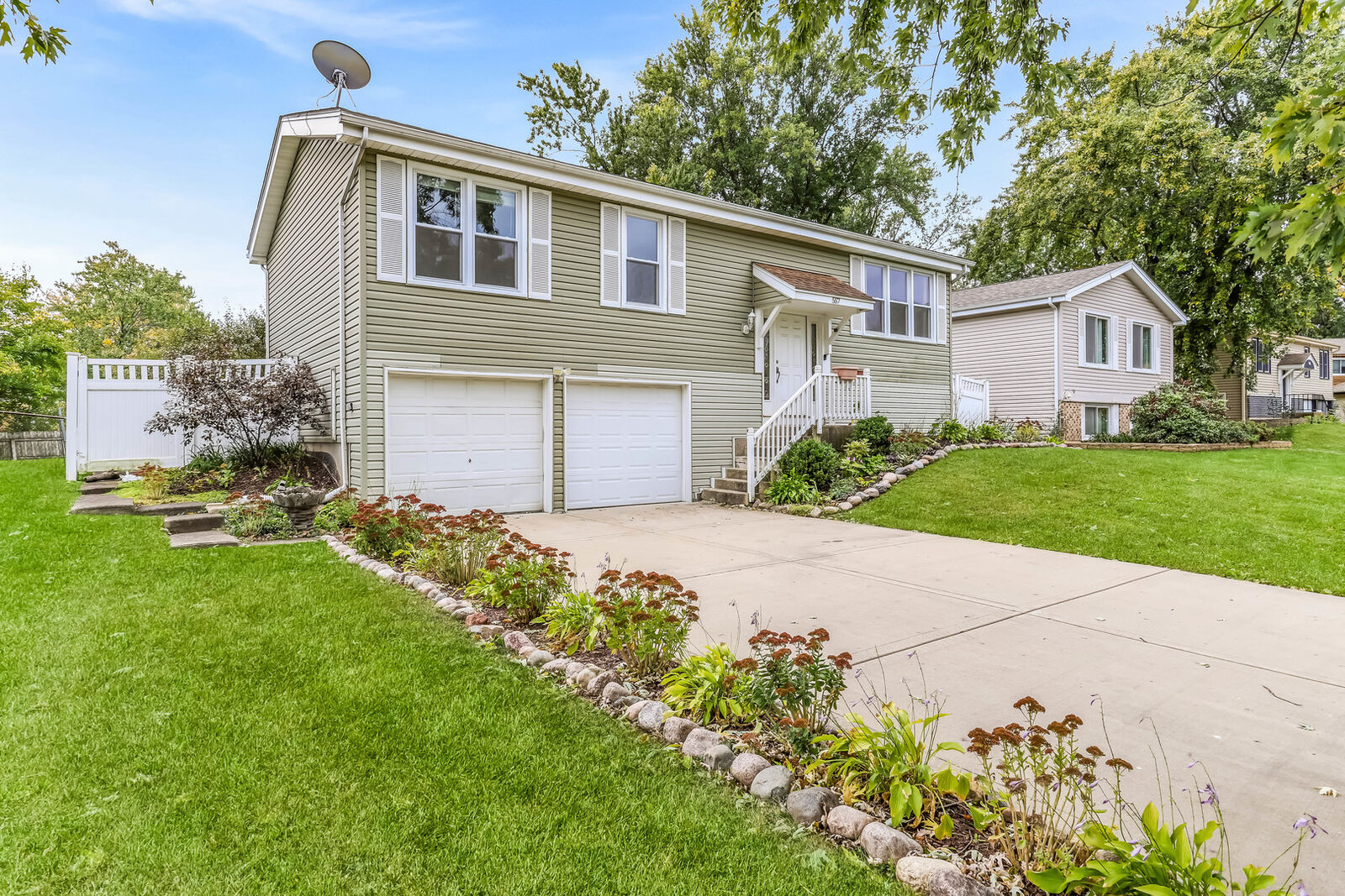 Property Photo: 557 Cottonwood Circle IL 60440