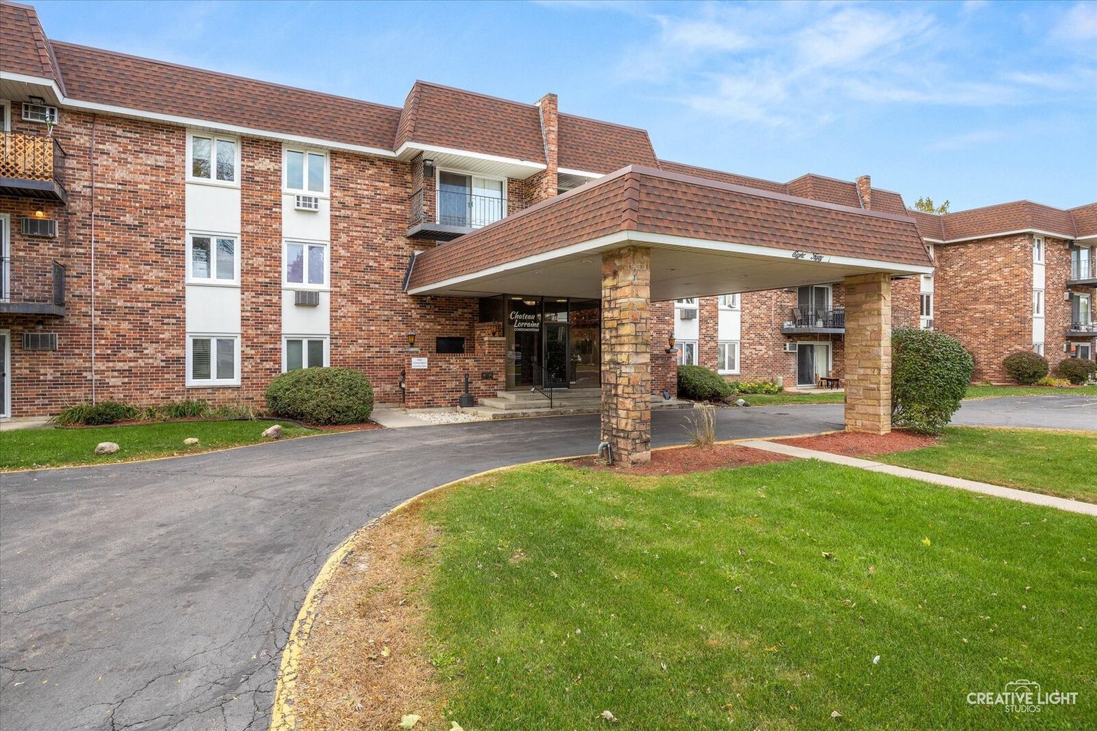 Property Photo: 850 S Lorraine Road 1G IL 60189