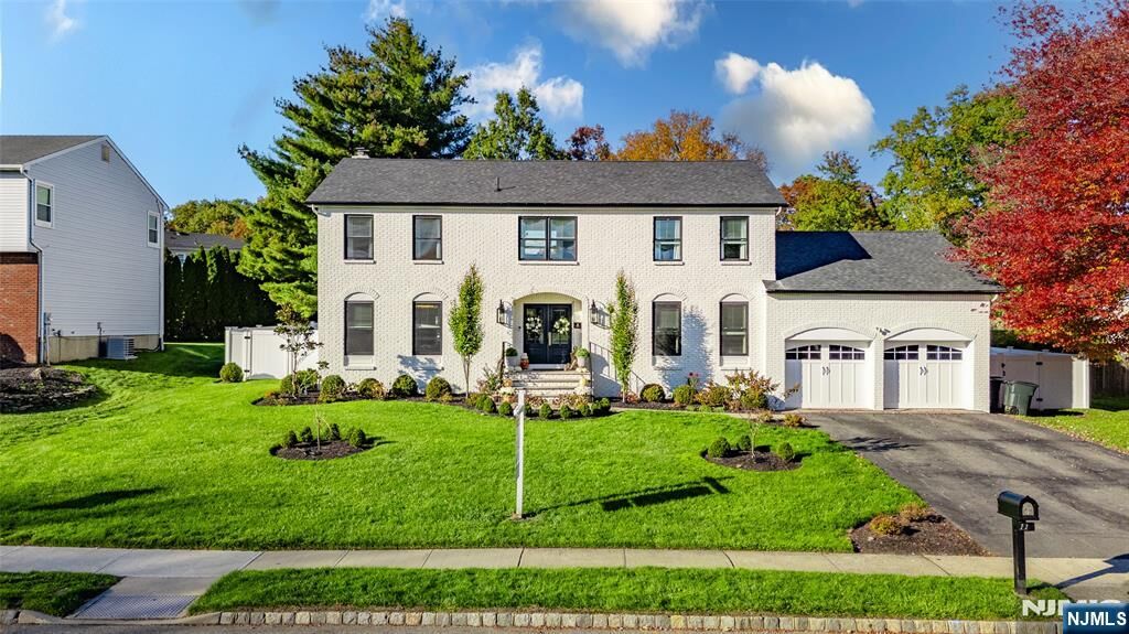 Property Photo:  11 Robin Hood Way  NJ 07470 