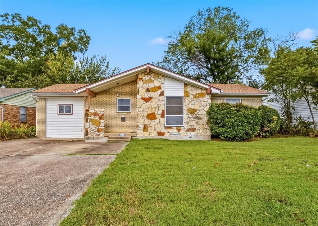 Property Photo: 1417 Summit Street TX 75149