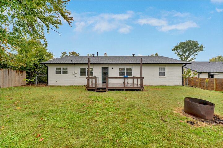 Property Photo:  2713 W Gum Street  AR 72758 