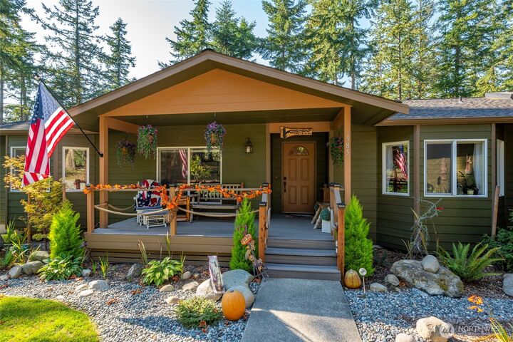 Property Photo: 985 Lyndean Lane WA 98277