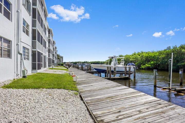 Property Photo:  689 NE 6th Court 4080  FL 33435 