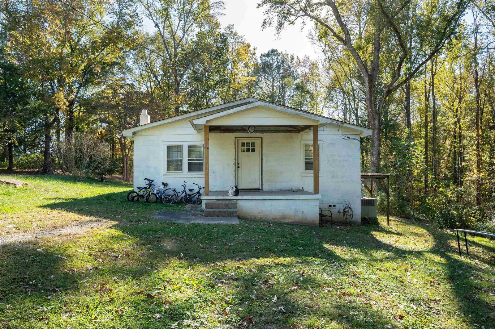Property Photo:  1130 Lake Street  SC 29330