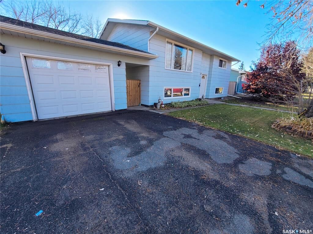Property Photo:  207 2nd Street N  SK S0K 4P0 