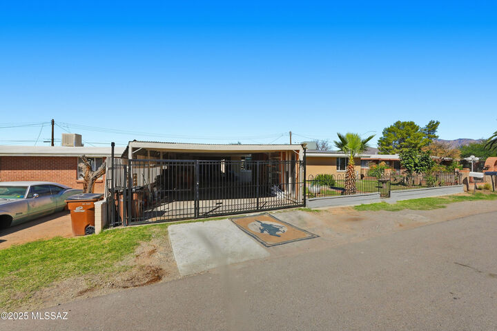 Property Photo:  1908 W Root Lane  AZ 85705 