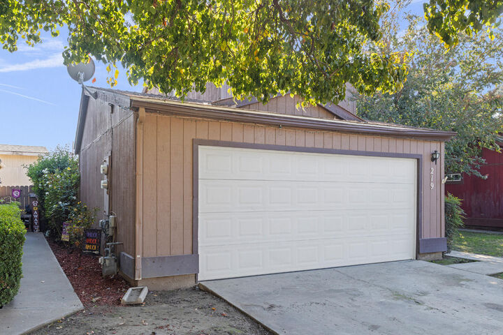Property Photo: 219 E Elowin Court CA 93291