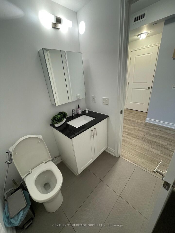 Property Photo: 9618 Yonge Street 201 ON L4C 0X5