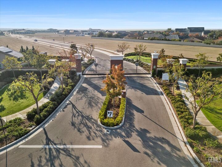 Property Photo: 13907 Ladbrook Way CA 93311