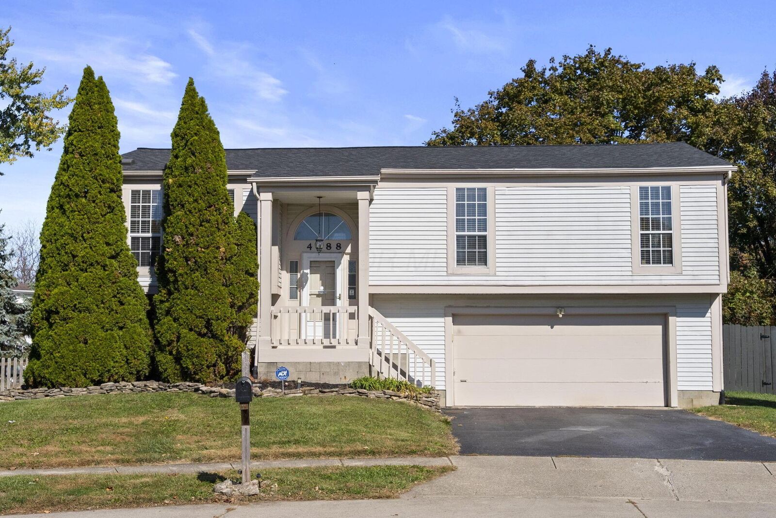 Property Photo: 4888 Silver Bow Drive OH 43026