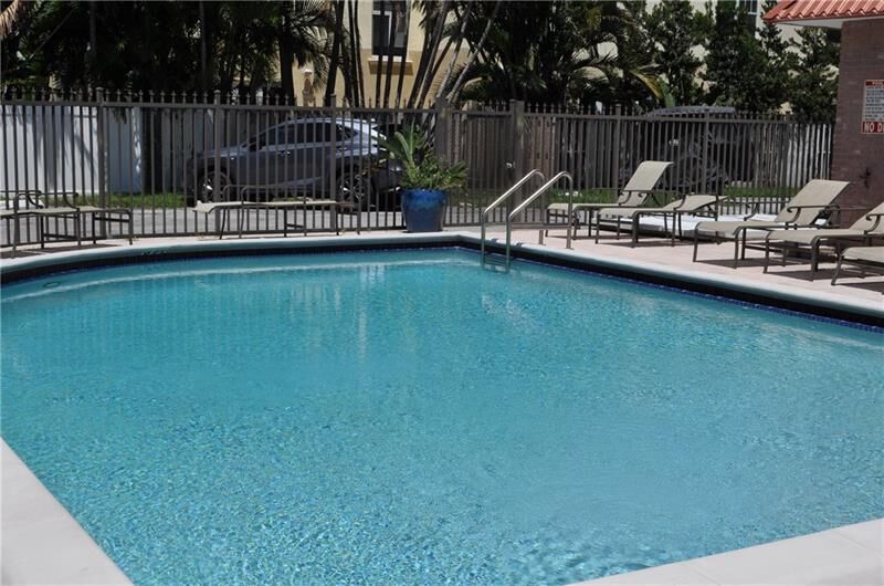 Property Photo: 615 NE 12th Ave 306 FL 33304